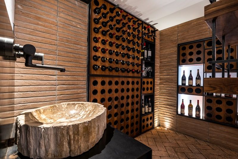 Immagine di una progettazione cantina vini privata in Brianza con cantina portabottiglie