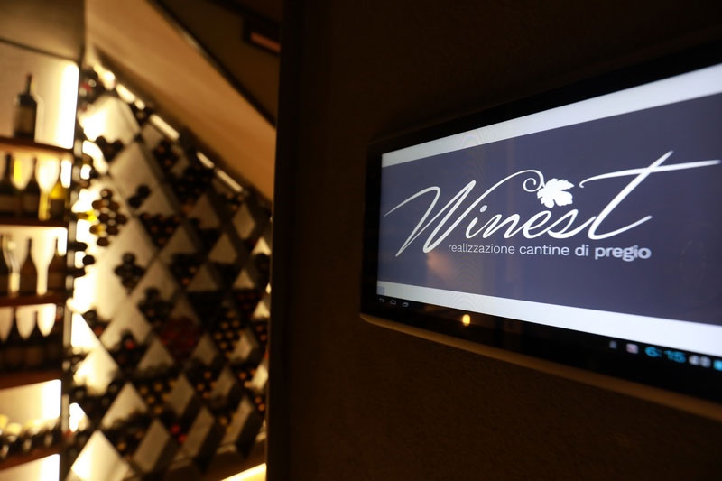 Arredamento cantina vini integrato con illuminazione LED e climatizzazione
