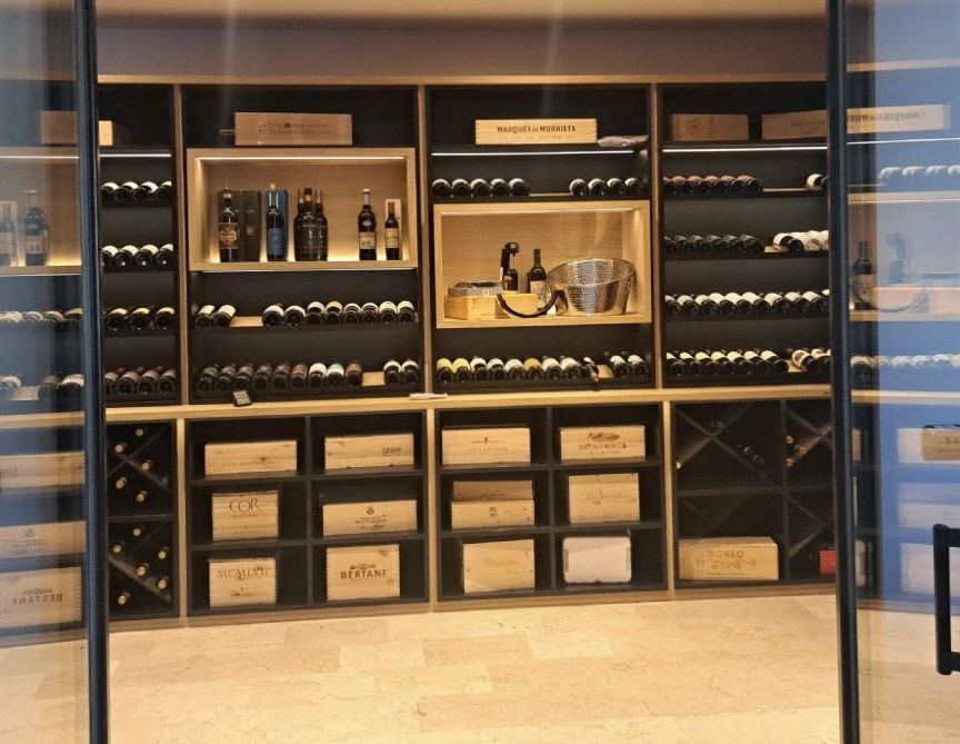 Progetto Winest di arredi cantina vini in una residenza a Langhirano, eccellenza italiana dei prosciutti. Arredi realizzati su misura, impianto di controlo temperature di invecchiamento vini, design ricercato.